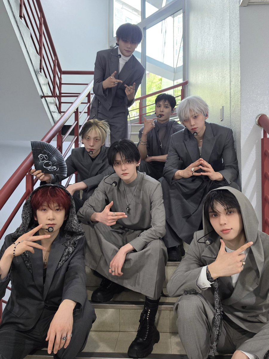 _AMPERSANDONE_'s tweet image. [📸] 260419 SBS 인기가요

#앰퍼샌드원 #AMPERSANDONE #DEFINITION #GOD