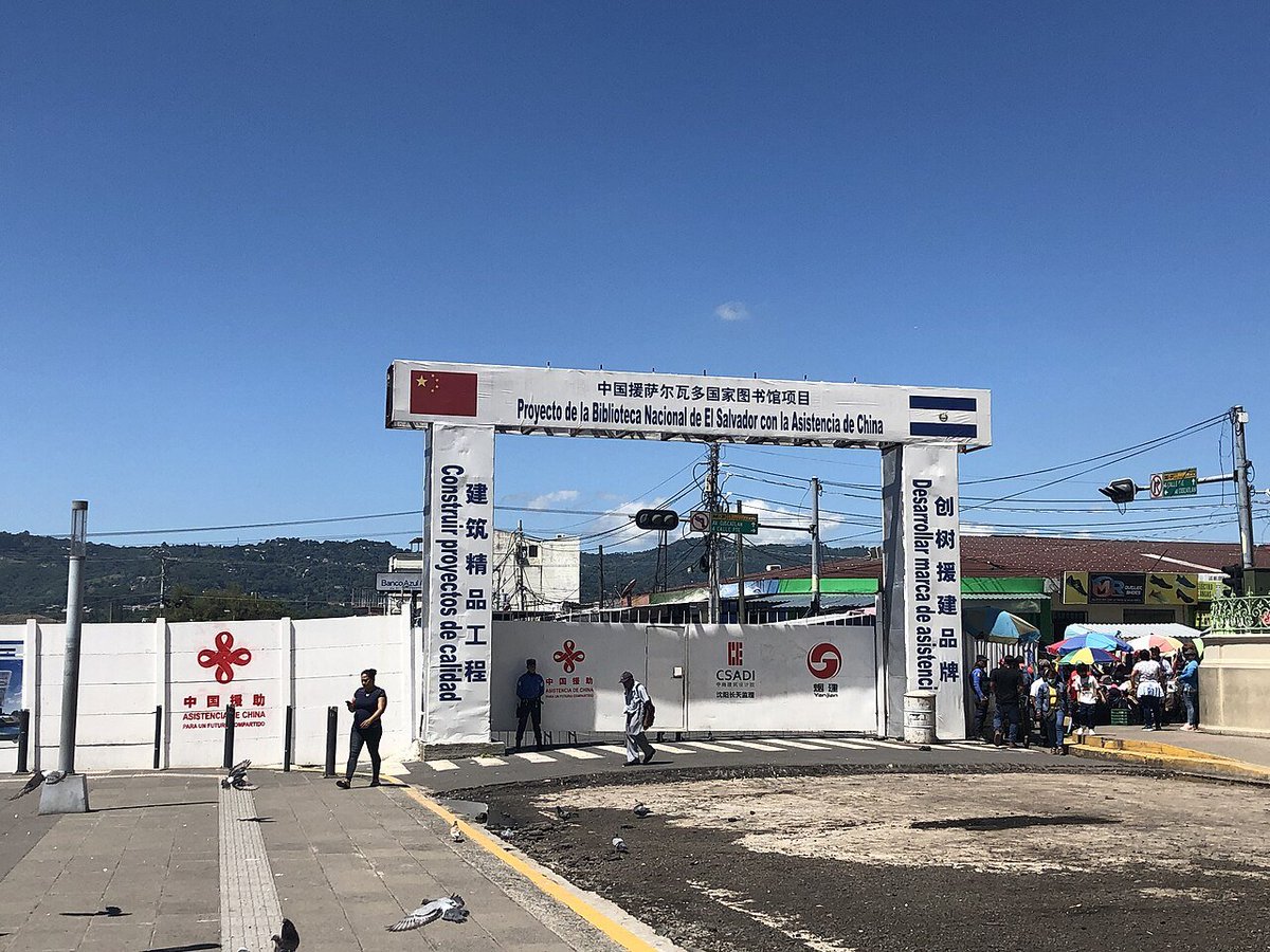 Ma_WuKong's tweet photo. 🇸🇻 La Biblioteca Nacional de El Salvador, que sale en el vídeo, fue una construcción donada por la República Popular China.

Os lo digo yo, porque parece que a los amigos de Bukele se les olvida comentar que la reconstrucción de su país la están haciendo los comunistas chinos 🇨🇳 https://t.co/amg8hpFFCC