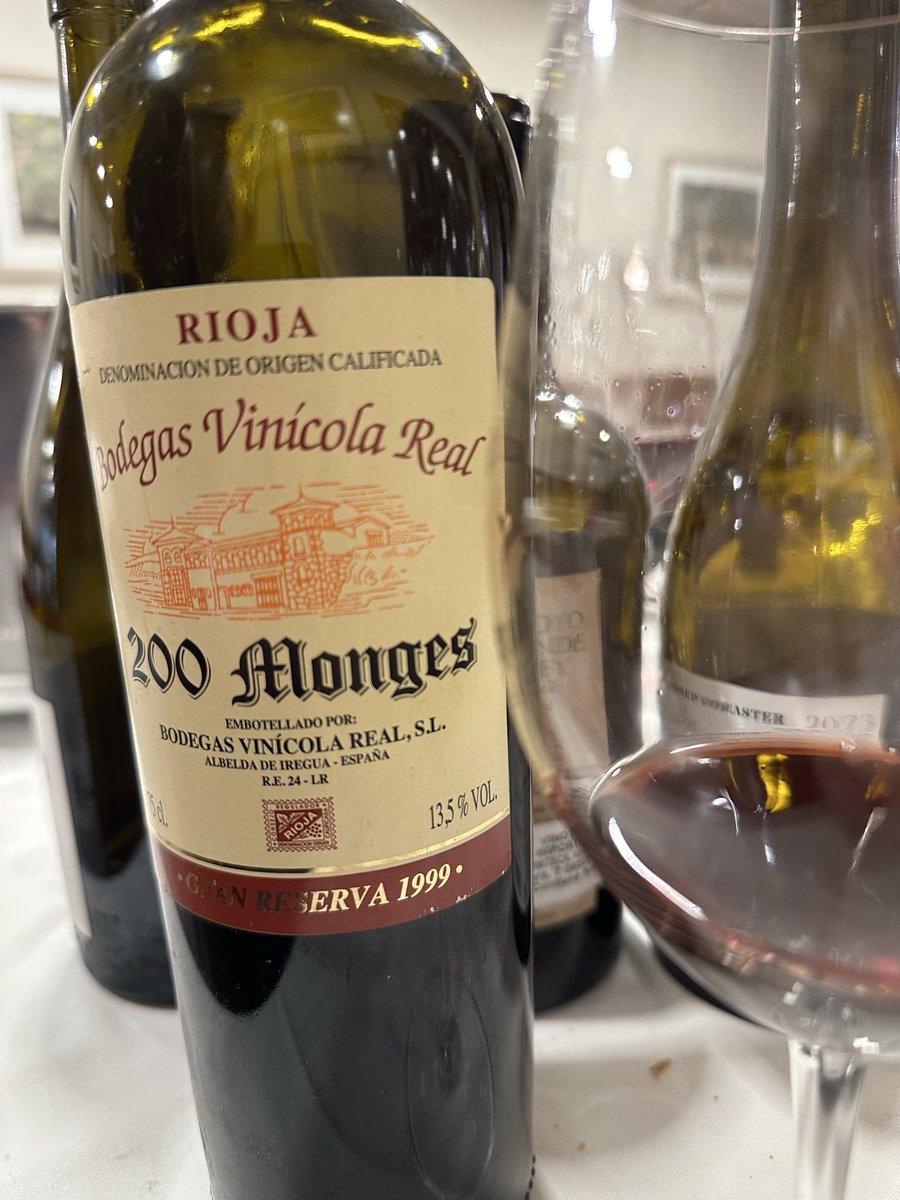 _juanjo82_'s tweet photo. 🏰 Vinícola Real
🍷 200 Monges 1999
🗺 #dorioja
🍇 #tempranillo #graciano
🎯 Entrada suave, sedosa. Tanino muy pulido, perfectamente integrado. Paso elegante, con buen equilibrio entre acidez y alcohol. Sabores a fruta compotada, especias, café y cacao. https://t.co/7qezJECQGC