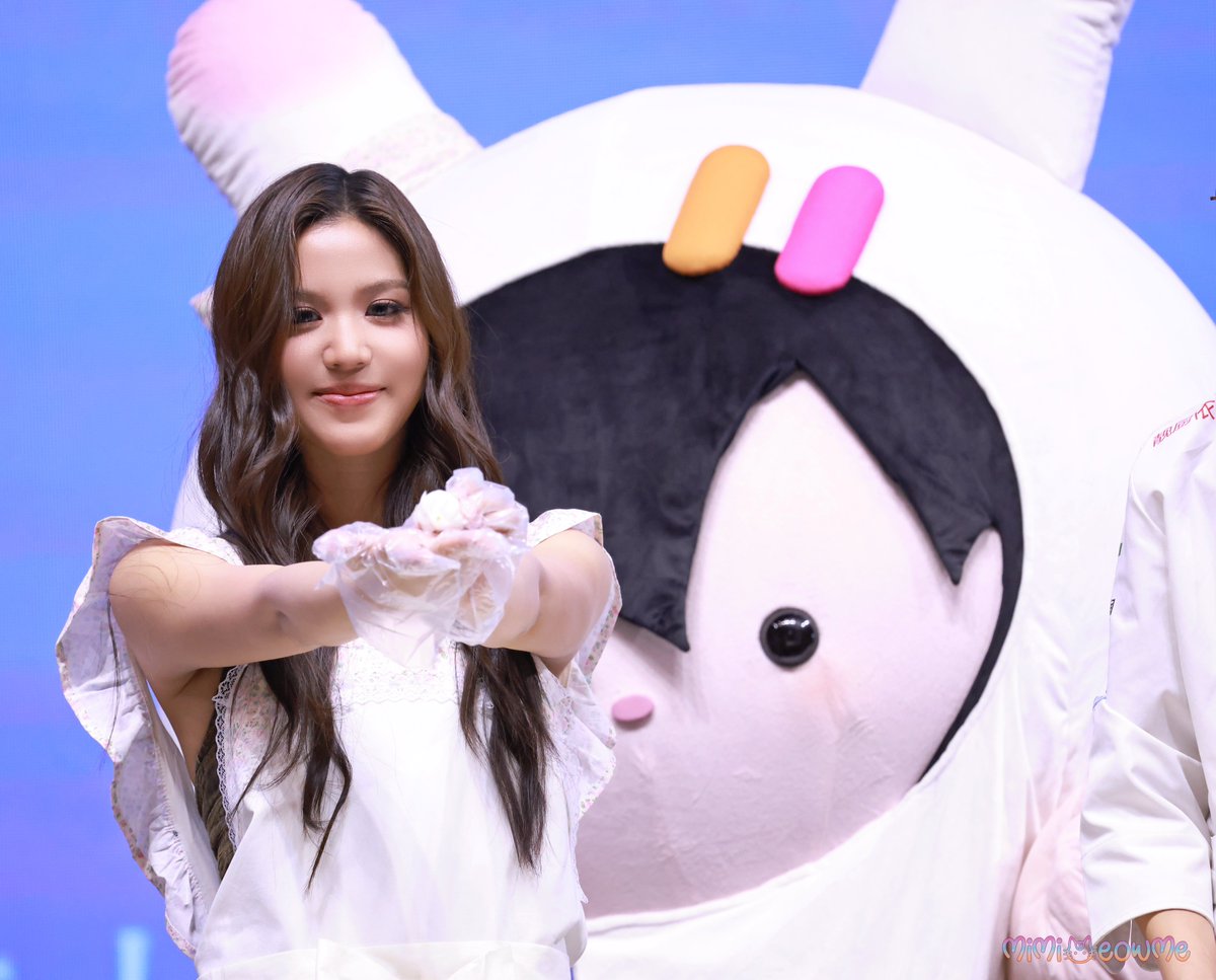 мιмιмєσωмє ≽^-⩊-^≼ tweet media