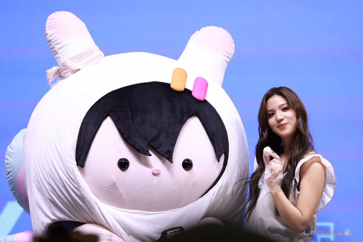 мιмιмєσωмє ≽^-⩊-^≼ tweet media