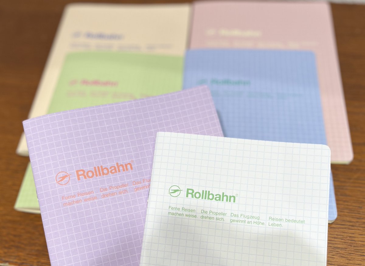 ロルバーンの中紙でおなじみの5mm方眼を表紙にあしらったスコラ。パステルカラーの表紙とゴム、カラフルなロゴやリングまで、可愛らしくまとまったデザインが魅力です。
新色のホワイトとライトパープルは、新作ミクロサイズのほか、定番L、M、ミニに加えB6とA5ノートもご用意しています。
#ロルバーン