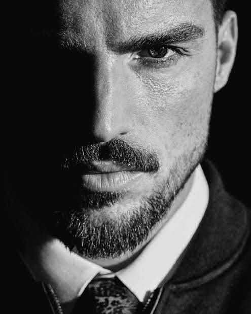 منذ متى؟!
 و المعارك بين الأحبة متكافأة 

هناك دائماً طرف يحظى بكل مشاعر الطرف الأخر
 
طرف يخطف القلب
و طرف ليس لديه خيارات سوى الإستسلام و الغرق بسلام
 
في محيط من الحب العميق 
الذي لا حدود له 
 
المعركة غير متكافئة انا وحدي وهو معه
قلبي♥️

 يارجفة قلبي ،🥺

أنشودة شاعر ✍️