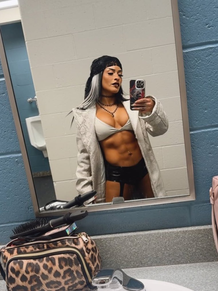 The best things come in small packages. (ᴘᴀʀᴏᴅʏ) tweet media