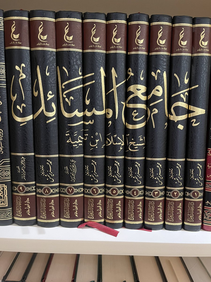 Turki52's tweet photo. خمسون حياة أخرى :
لا أعرف القائل وأظنه العقاد العملاق : "القراءة حياة أخرى" . أستعرض هنا عناوين بعض الكتب المقروءة خلال العام المنصرم والتي جاوزت الخمسين كتاباً - سريعاً هكذا  : ارتجال نحو العمق وسفر بإتجاه الذاكرة .
بدأت السنة بكتاب الاعتبار للأمير العربي أسامة بن منقذ - عربي في زمن غابر … تحالفات وقلاع وحصار وانتصارات وهزائم ومعاهدات سلام ، حملات الصليب ونسيم المشرق الرطب وصلاح الدين . أذكر جيدًا بعد اعتبار ابن منقذ المشحون بالتفاصيل العسكرية كتاب مولانا الباجوري : "المواهب اللدنية في شرح الشمائل المحمدية" . يالرقة الأزهري عندما يتناول خلق وخُلق الرسول الكريم .
*ملاحظة : في تقديري أن أفضل كاتب لم يكتب في الشمائل هو ابن عبيدالله السقاف علامة حضرموت .

والآن مع المعلم الكبير : أبو العباس أحمد بن عبدالحليم بن عبدالسلام ابن تيمية ، قرأت جامع المسائل في ثمانية مجلدات . مع شيخ الإسلام - لا مجال للترف الذهني ، تركيز مفرط وحشد لكامل عدة الشغل المعرفية وشيخ الإسلام بسرعة الهاطل المطري ويلزم لمواكبته ايقاع متسارع وذهن متقد .

الجغرافيا هي الثابت الوحيد كما يقول المسيو بونابرت . قرأت هذا العنوان "معجم الأمكنة الواردة في صحيح البخاري" لابن جنيدل البلداني المعتبر فكان أبرز ما استفدته من هذا الكتاب معرفة الأسماء الجديدة للمواضع القديمة ، ومن هذا الكتاب نفذت إلى ثلاثيته المعجمية : عالية نجد . من ابن جنيدل لابن بليهد وصحيح الاخبار . هذا الشيخ النجدي الوقور يفرغ المواضع الواردة في معلقات الشعر العربي في قوالب التضاريس وموارد المياه ويسهب أيما اسهاب في الربط بين الجغرافي والأدبي مع مافي ذلك من استفاضة في ذكر أخبار نجد التي كانت على جسر العبور من الفوضى إلى الدولة .

التاريخ وما أدراك ما التاريخ …
كتاب الوزراء للصابي .. هذا الكتاب يتناول بكثير من التفصيل سيرة أهم رؤساء الوزارة في العهد العباسي : أبناء الفرات . دسائس ومؤامرات واغتيالات وسجون وحملات مجردة من الشفقة وحسابات ممهورة بأختام وزاء المالية ومحافظي البنك المركزي . 
وبين النفوذ - كثافته/وانعدامه ، والقوة وسكرتها ، ورنة الدينار والدرهم والذهب والفضة : تقرأ معالم الدهاء في الشخصية السياسية العربية وتتلمس دون مواربة المسارات المؤدية للمآلات .

نعود للمسيو بونابرت : "السياسة هي المصير"
قرأت كتاب خيري حماد عن الحاج عبدالله فيلبي المستشرق أو الجاسوس أو المستشار أو موظف الامبراطورية التي لا تغيب عنها الشمس . أياً يكن ، هو الرجل الذي ذاب في عشق هضبة نجد ورمال الربع الخالي - كان سرًا وانكشف . ومن السيد فيلبي إلى كازنزاكيس في تقرير إلى غريكو . من الرياض عاصمة ابن سعود إلى اليونان المذهبة حيث تتناثر المدن فوق خرائط الدم والعراك مع الأتراك . ارتحالات فكرية وأشجار البلوط والمعابد الخزفية وتشظيات تشطيات تصيب الكاتب في رحلة بحثه المستمرة عن استقرار شعب ينتمي لحضارة سادت ثم بادت .

أحسست قبل نهاية العام بالجفاف فهرعت مسرعاً إلى عوالم الرواية فقرأت كامل روايات الفونسو كيروش وتوقفت ملياً عند رائعته : هيا نشتر شاعرًا … تشتري أسرة المصرفي العريق شاعراً وعند الخروج من متجر بيع الشعراء تذهب أسرة المصرفي باتجاه السيارة ويمشي الشاعر خلف فراشة . لم يعجبني ميلان كونديرا في عمله "الحياة في مكان آخر" الشعري في الرواية يتغلب على السردي والبناء القائم على الفواصل الجسدية مقرف نوعا ما ، ولكن ماركيز في "ليس لدى الكولونيل من يكاتبه" يعيدني إلى الاتزان حيث حلبة الديكة والبلدة المسرح . عساكر ومرتشين وقروض ميسرة وغير ميسرة - كل ماتم ذكره هامش والمتن : السلطة .

أخيراً : استعذب كثيراً هذا النوع من الأدب "المقالات" وهو أدب غير متداول والكاتب الأول والأخير في هذا الحقل هو المخضرم اللبناني سمير عطا الله … قرأت افتتاحياته في النهار اللبنانية من ٢٠٠٠ - ٢٠١٣ في عدة أجزاء أخاذة من طبعة دار النهار ودار الساقي . تقاسيم تقاسيم أخاذة : يكتب عن الرحابنة وفيروز وخامة رجالات الدولة العتاق الذين لا يتكررون فتعرفت على رياض الصلح وبشارة الخوري وصائب سلام وغسان تويني وشارل ديغول والنهار الجريدة والصياد المجلة وضيعة بتدين اللقش وأغنية عنوانها من ثلاثة أحرف : "ولو" - لوديع الصافي . كتب في تأبين جبران تويني بعد يوم من اغتياله : لعن الله الإلفة كم تخفي من دلائل العلو .
آخر ماقرأت هو اكتشاف العام وفي ذات الحقل الوارف "المقالات" إنه صاحب الرسالة : أحمد حسن الزيات ومن وحي الرسالة . عشت ردحاً من العمر في دوحة العقاد وطه حسين حتى تشكل لديّ وهم الانبطاع بأن مخرجات مصر الملكية تتجلى في انتاج العقاد وطه حسين حتى وصلت متأخراً لأحمد حسن الزيات .