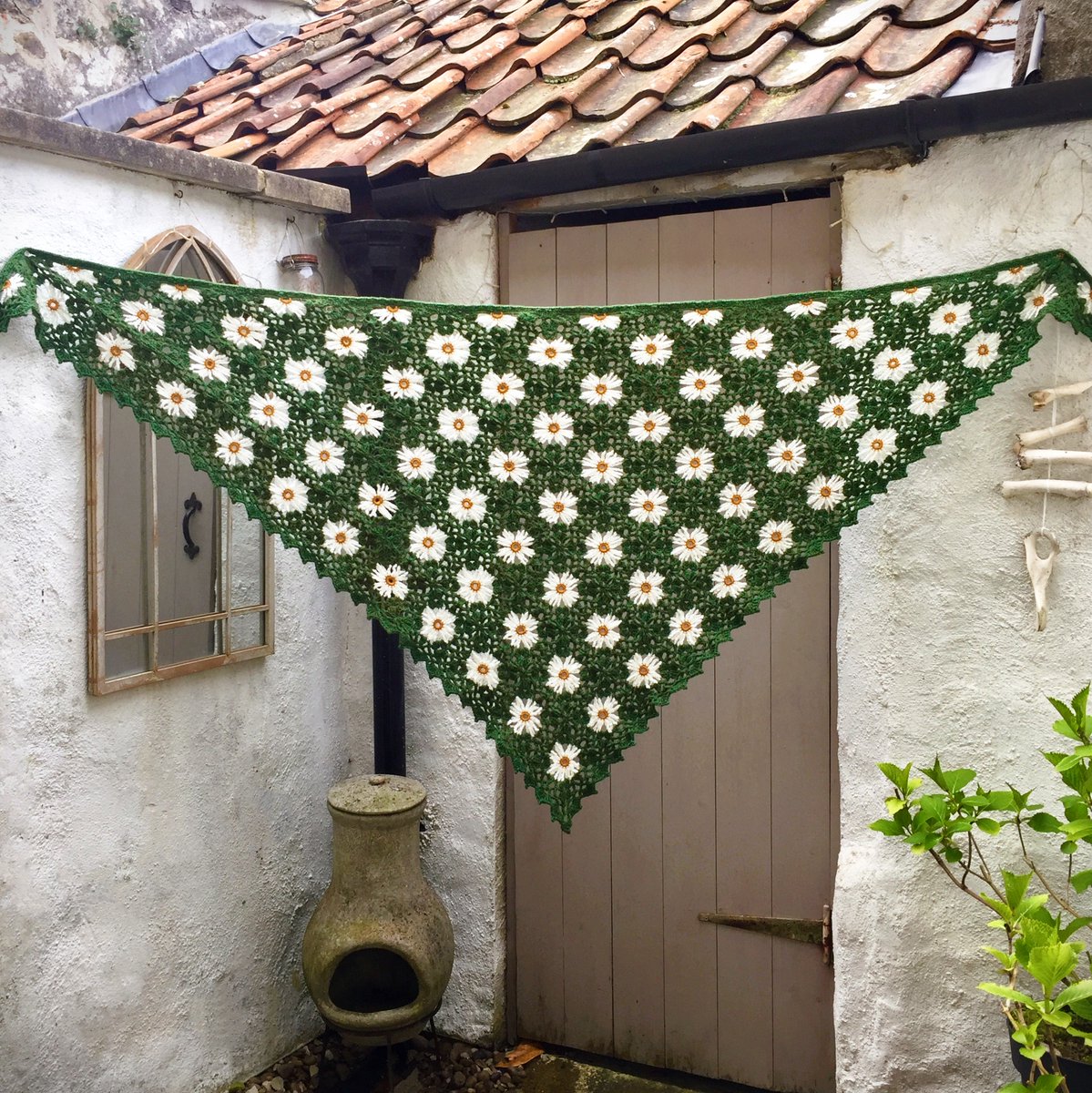 MagpieMoonlight's tweet image. Beltane is coming!🌞
A joyful daisy shawl featuring a wonderful, mossy green yarn made from 100% recycled fibres! 🌿🌼🌿
etsy.com/uk/listing/448…

#beltane #spring #daisies #daisylove #gardenwitch #greenwitch #greenmagic #sustainable #recycled #paganlife #hedgewitch #supportsmall