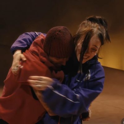 ivy🩶hugged billie tweet media