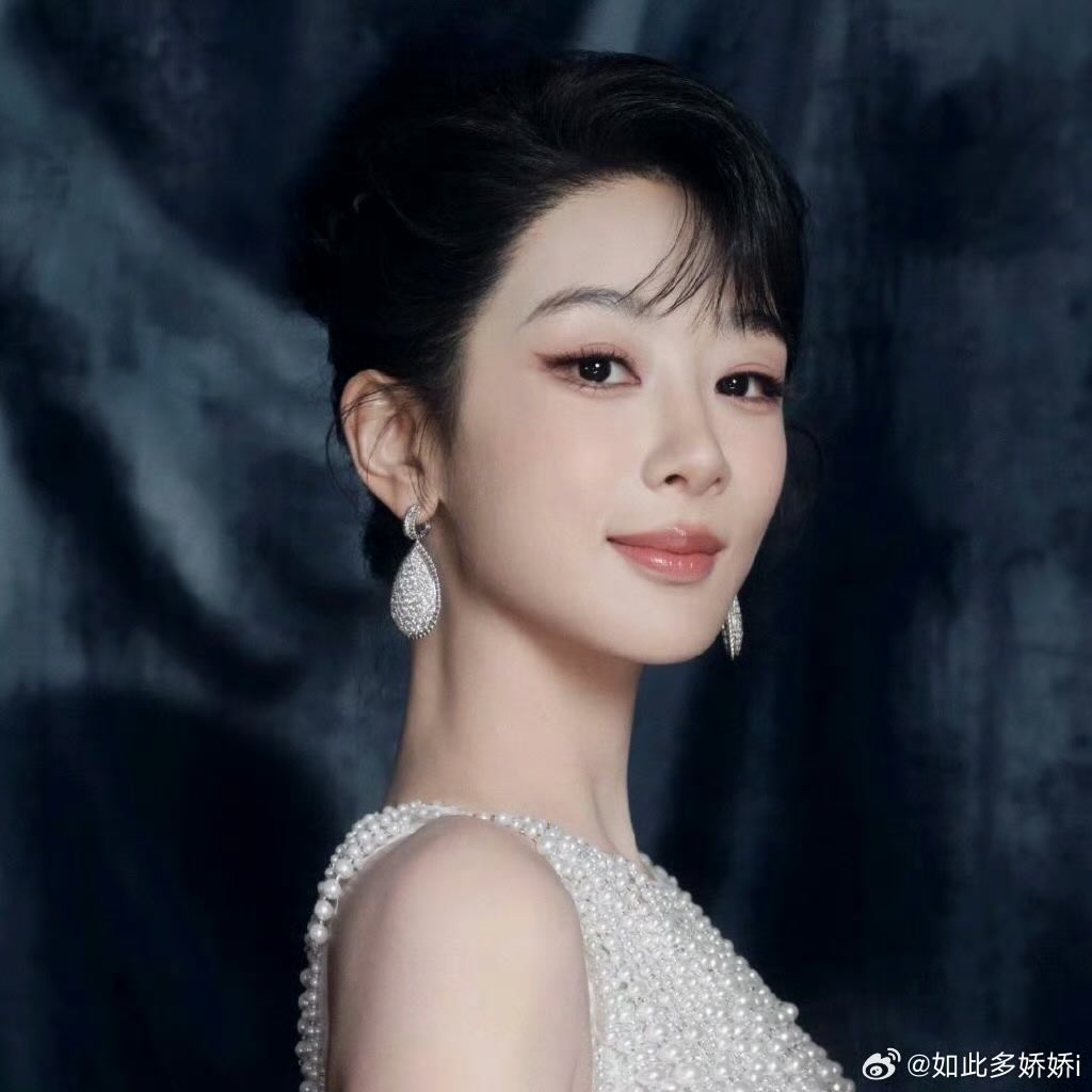 CentGossip_'s tweet image. 🍵Casting reality- Platforms don’t just pick actors randomly. Besides their own signed artists, they usually choose people who can bring in money and brand deals.
For example: Actress → #YangZi Actor → #XiaoZhan
So it’s not only about fame, it’s about commercial value too.
