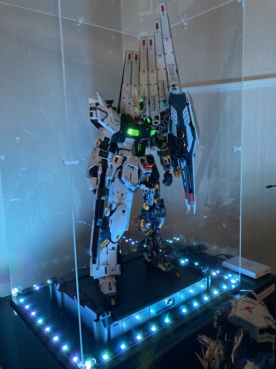 PGUνガンダムついに完成！精巧な内部フレームを隠すのは忍びないので半身は装甲を付けない人体模型スタイルにしました😊用意しておいたケースにLEDを付けて発光度もアップ！家宝がまた増えました☺️
#ガンプラ
#ガンプラ好きと繋がりたい
#PGUνガンダム