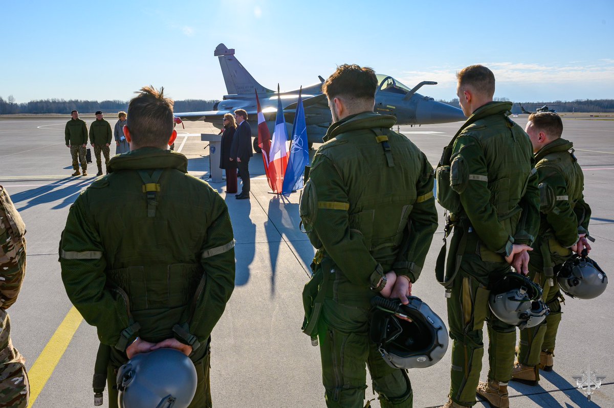 EtatMajorFR's tweet photo. 📍Lettonie | 2 Rafale du détachement Baltic air policing ont décollé de Siauliai pour rejoindre la base voisine de Lielvarde en 🇱🇻
 
➡️ Entrainement à la délocalisation des avions avec une empreinte logistique minime
 
➡️ Vols de coopération entre alliés 🇫🇷 🇸🇪 🇫🇮 🇮🇹 🇪🇪
 
🎯 Ensemble pour maintenir une posture défensive à la frontière est de l’Alliance.