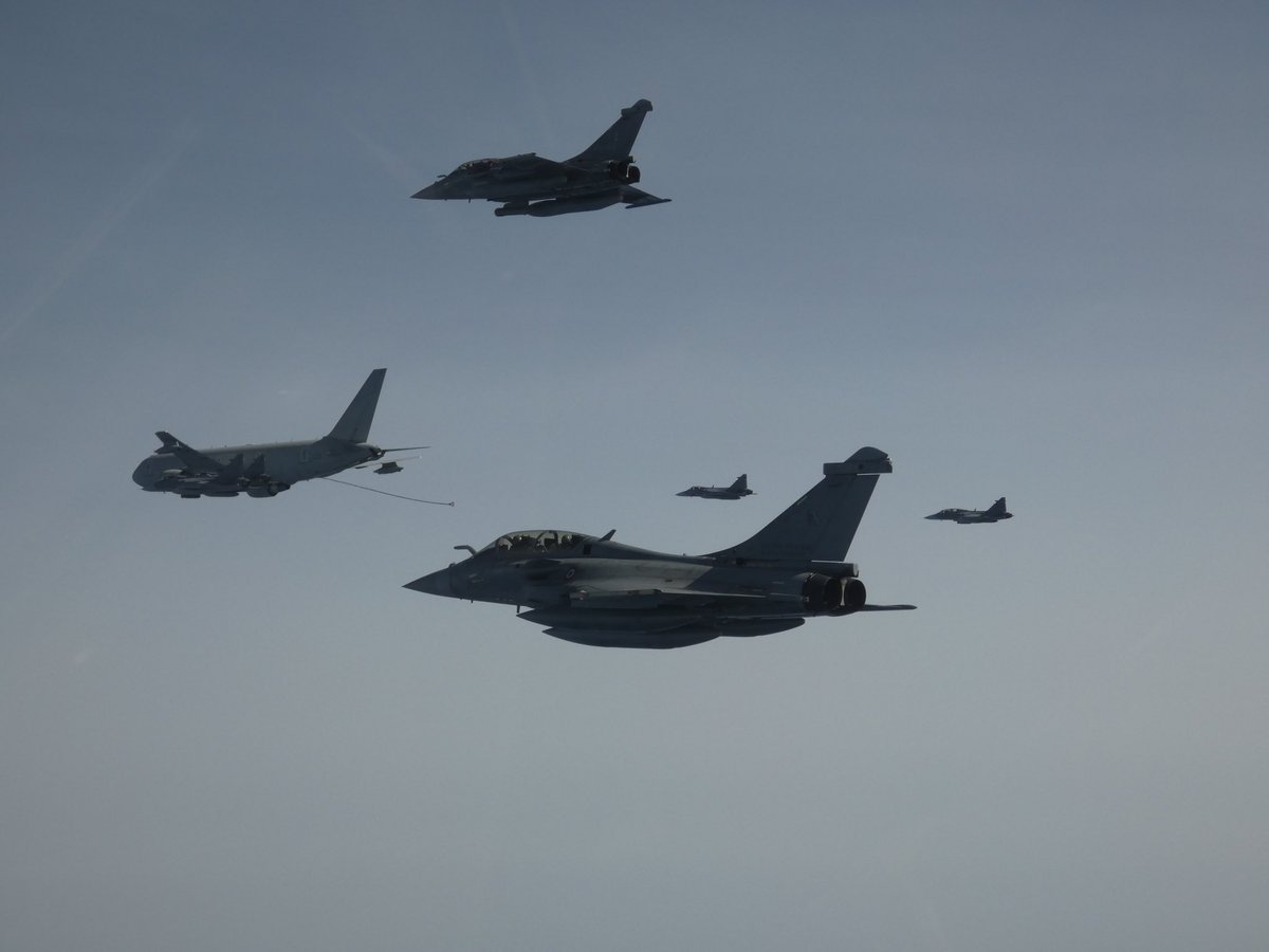 EtatMajorFR's tweet photo. 📍Lettonie | 2 Rafale du détachement Baltic air policing ont décollé de Siauliai pour rejoindre la base voisine de Lielvarde en 🇱🇻
 
➡️ Entrainement à la délocalisation des avions avec une empreinte logistique minime
 
➡️ Vols de coopération entre alliés 🇫🇷 🇸🇪 🇫🇮 🇮🇹 🇪🇪
 
🎯 Ensemble pour maintenir une posture défensive à la frontière est de l’Alliance.