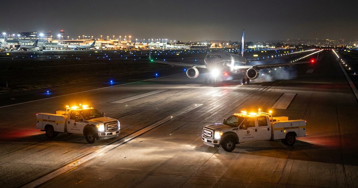 FODNewsOfficial's tweet image. Two service trucks drove onto an active LAX runway, forcing a Frontier Airlines jet to brake hard on its takeoff roll. The FAA is investigating the runway incursion at one of the nation’s busiest airports. fodnews.com/?p=4259 #AviationSafety #RunwayIncursion