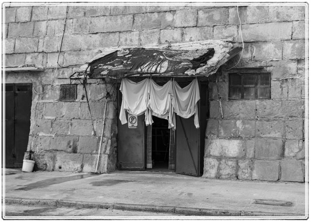photos_dsmith's tweet image. One of the trader's lockups in the defensive wall of Valletta is being used as a family home, washing is hung to dry in the summer heat whilst the #family are working inside #streetphotography #socialphotography #ThePhotoHour #blackandwhite #photography #blackandwhitephotography