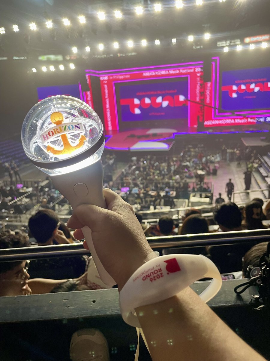 Let’s go Day 2! 😍

HORI7ON FLIES AT ROUNDFEST

#HORI7ON_LightsUpROUND2026
#HORI7ON_FlyWithIt
#호라이즌 <a href="/HORI7ONofficial/">HORI7ONofficial</a>