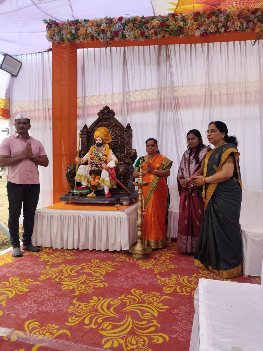 दिव्यनगरी येथील दत्तदिगंबर कॉलनीमधील श्री दत्त मंदिराच्या जीर्णोद्धार-भूमिपूजन प्रसंगी <a href="/SanatanSanstha/">Sanatan Sanstha</a> च्या सद्गुरू स्वाती खाडये यांच्या हस्ते भूमिपूजन संपन्न. यावेळी नगरसेविका सौ. अर्चना कांबळे व नगरसेविका सौ. शारदाताई वाघमोडे उपस्थित होत्या. 🙏
 #धर्मकार्य #हिंदूसंस्कृती 🚩
