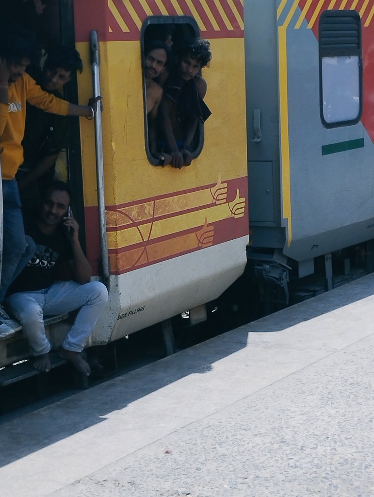 Biharcreator's tweet image. गाड़ी संख्या 13430 malda weekly यह आज का फोटो है ara juction का भारत बहुत तेजी से विकास कर रहा है दुनिया के सबसे टॉप 5 में gdp में भारत आता है फिर भी भारत के ट्रेन में गरीब इतना मुश्किल से जाते है क्या वंदे भारत जैसी ट्रेन सिर्फ अमीरों के लिए है #ANAPAULACAMPEÃ #rail