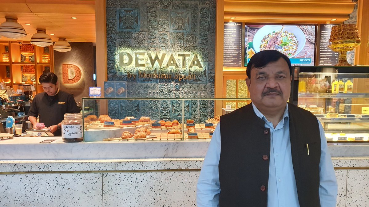 manojpatairiya's tweet photo. A perfect thrill of a day tour in Jakarta Indonesia! Monas monument at City Centre, National Library nearby, Aloha beach in North, Angke Sunter River running by, local markets, habitations on go, goddes Seeta of Ramayan, dinner in Dewata hotel, a complete joy of exploring Jakarta https://t.co/QzIKnAUlmh