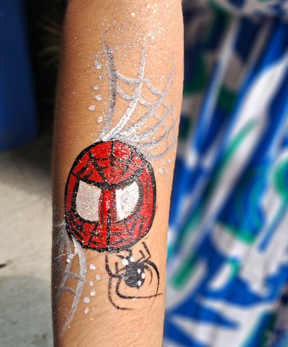 tayswizzle_1d's tweet image. my almost adult ass going to a children's party and getting a tattoo #goals 😝