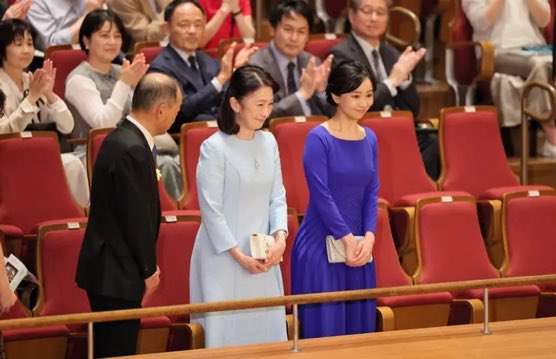 誰にとは言いませんがこれがセンスのあるリンクコーデです
全く同じ色を使うだけがリンクコーデではありません
水色と青で同系色で合わせるのもリンクコーデです
見習ってください