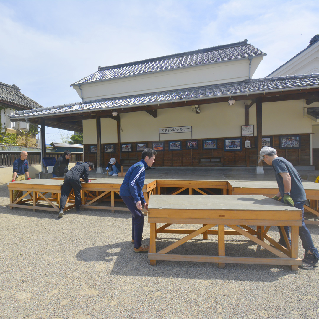 【家中旗、ステージ作成】
本日は、先週行う予定だった、おまつり会場に飾る家中旗の作成と「すまｉるひろば」のステージ作成を行いました。
● #白石市民春まつり は5月3日開催です。
harumatsuri.jp
#白石市 #いいね白石