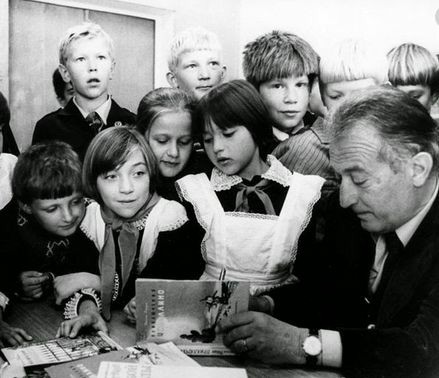 CasaLettori's tweet image. “Le favole dove stanno?
Ce n’è una in ogni cosa:
nel legno del tavolino,
nel bicchiere, nella rosa.”

Rodari

#Foto a #CasaLettori