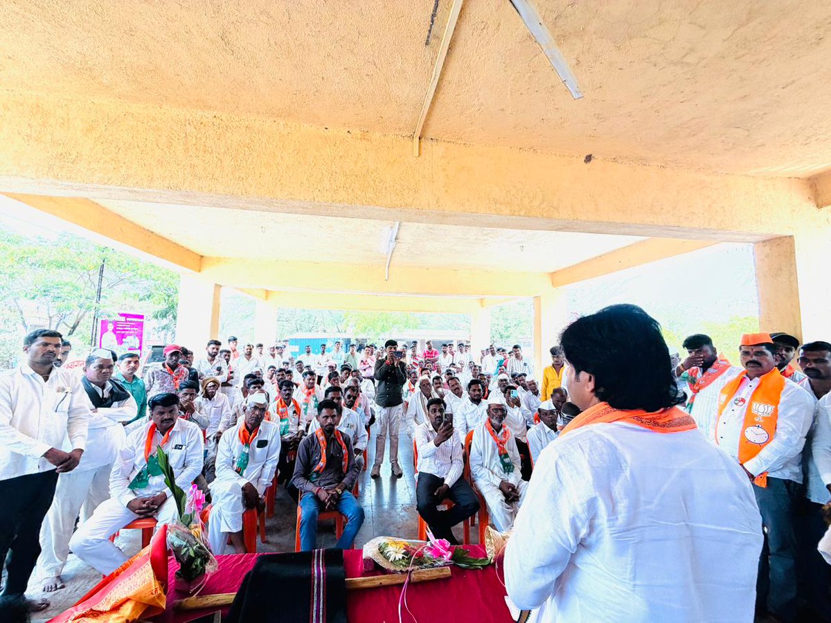 GopichandP_MLA's tweet photo. 📍 चिचाळे, ता. राहुरी
स्व. शिवाजीराव कर्डिले यांच्या पश्चात त्यांच्या चिरंजीव अक्षय कर्डिले पोटनिवडणुकीत उभे आहेत. चिचाळे येथे प्रचारार्थ संवाद साधून त्यांना प्रचंड बहुमताने विजयी करण्याचे आवाहन केले.
#GopichandPadalkar #AkshayKardile #Mahayuti #Rahuri #Pathardi #ByElection https://t.co/pKNHf3WLd4