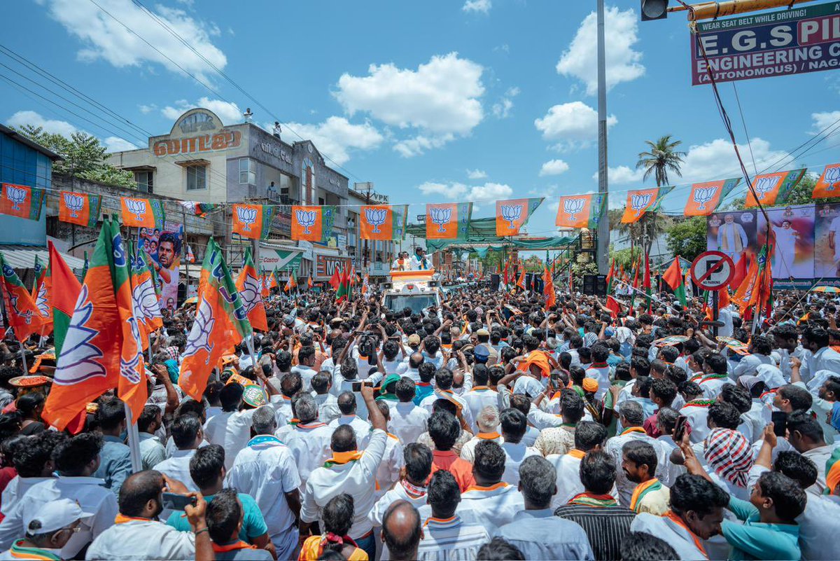 annamalai_k's tweet photo. அருள்மிகு தியாகராஜ சுவாமியை தாங்கி வரும் ஆழித்தேரை தன்னகத்தே கொண்டுள்ள, விவசாய பூமியான திருவாரூர் சட்டமன்ற தொகுதியில் தேசிய ஜனநாயகக் கூட்டணி சார்பில் போட்டியிடும் நமது பாஜக வெற்றி வேட்பாளர் திரு.கோவி சந்துரு அவர்களை ஆதரித்து நடைபெற்ற பிரச்சார கூட்டத்தில் பங்கேற்றேன். 

தமிழகத்தில் பொருளாதார வளர்ச்சி மற்றும் உற்பத்தி அடிப்படையில் பார்த்தால் கடைசி இரண்டு இடங்களிலும், மனித வளர்ச்சி குறியீட்டில் கடைசி 5 இடங்களிலும் உள்ள மாவட்டம் திருவாரூர். கடந்த 30 ஆண்டுகளாக, திமுக சட்டமன்ற உறுப்பினரை கொண்டுள்ள திருவாரூர் மாவட்டத்தில் வளர்ச்சிக்கான அடித்தளம் கூட அமைக்கப்படவில்லை என்பது எவ்வளவு மோசமான நிலை. இந்நிலை மாறி திருவாரூர் மாற்றம் காணவேண்டும் என்றால் திமுகவை நாம் விரட்டியடிக்க வேண்டியது மிகவும் அவசியம். 

திருவாரூரில் உள்ள பிரச்சனையே திரு.பூண்டி கலைவாணன் அவர்கள் தான். கொலை மற்றும் ஊழல் வழக்குகளில் குற்றம் சாட்டப்படும் ஒருவரை திமுக தனது வேட்பாளராக அறிவித்திருப்பது வெட்கக்கேடான செயல். கடந்த 5 ஆண்டுகளாக, நெல் கொள்முதல் செய்வதில் இருந்து, தேவையான கிடங்குகள் அமைப்பது வரை அனைத்திலும் விவசாயிகளை வஞ்சித்து விவசாயிகளுக்கு எதிரான தீயசக்தி திமுக துரோகம் செய்தது. 

திருவாரூர் பெருமையை மீட்டெடுக்கவும், விவசாயிகள் நலன் காக்கவும் தேசிய ஜனநாயகக் கூட்டணி சார்பில் போட்டியிடும் பாஜக வெற்றி வேட்பாளர் திரு. கோவி சந்துரு அவர்களை பெருவாரியான வாக்குகள் வித்தியாசத்தில் திருவாரூர் மக்கள் வெற்றி பெற செய்ய வேண்டும். தேசிய ஜனநாயகக் கூட்டணி வெல்லட்டும்! திருவாரூர் தொகுதி திருப்பம் காணட்டும்!