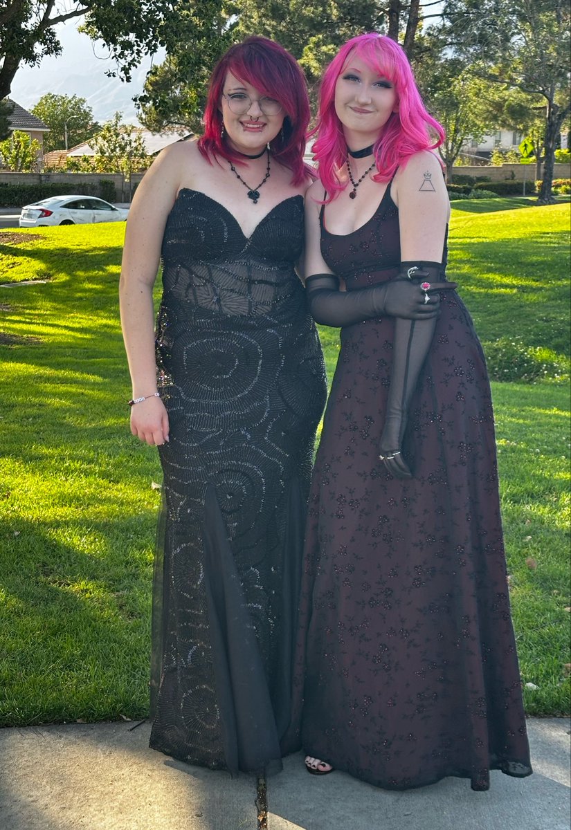 rAmaori_'s tweet image. #prom photos my feet #hurt , also walked around barefoot for like an hour (ft. twin🩷)