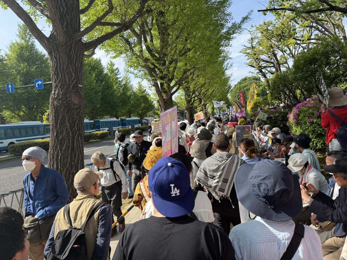 inoueshin0's tweet photo. #国会正門前大行動0419 に3万6000人参加。原油・ナフサ不足で生活危機迫る中、高市政権は明後日、国会審議抜きの安全保障会議で殺傷武器の輸出解禁を強行しようとしている。外には「死の商人」、内にはガザの虐殺で使われたイスラエル製機器で市民監視・弾圧へスパイ防止法。高市政権が悪の組織すぎる https://t.co/4wXLh0TgWm