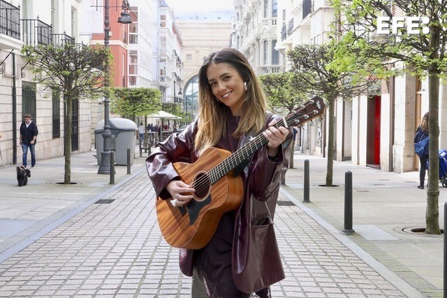 EFE_Cantabria's tweet photo. Lucía Gago lleva su emoción sin filtro por la música a "la niña que sueña en un rincón".

✍️📸Celia Agüero Pereda

https://t.co/X2Uv8TSkY3 https://t.co/0iRm8SHTiF