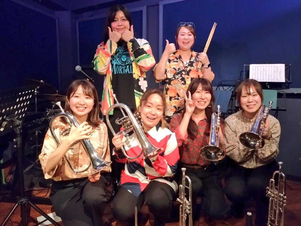 MAGIC FLUGELS@四谷CON TON TON VIVOでした。
サックスやトロンボーンのカルテットはよくあるけど、フリューゲルホルンは珍しい。
佐藤未歩ちゃんが中心となり、精鋭トランペット奏者4人と気の合うリズム隊が集まった第1回目のライブ、楽しゅうございました。