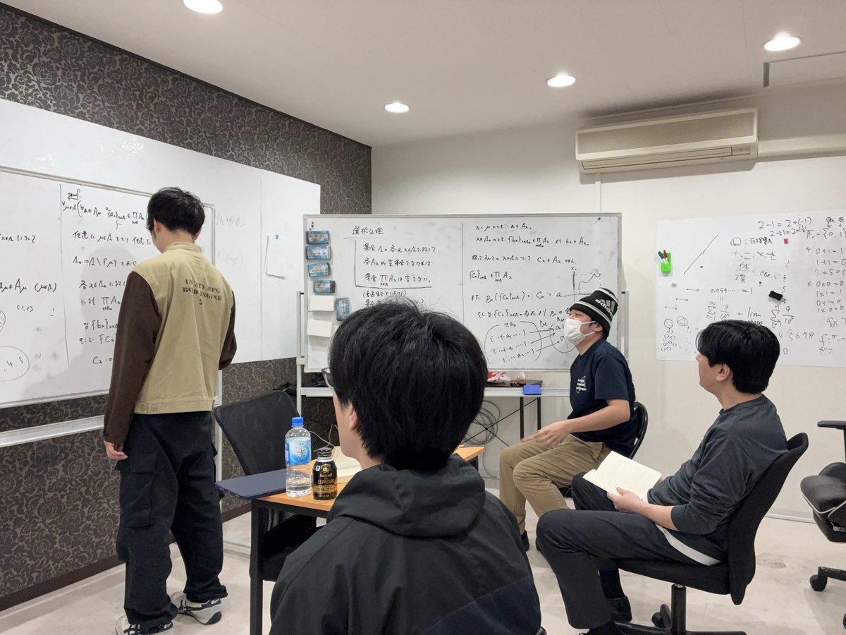 SOU_Math_Labo's tweet photo. 【4/11•19 活動報告】大人向け数学教室では、先週には4時間、今日は2時間×2の、お客様によるゼミ形式レッスンがありました。また参加者より本の寄贈もありました。並行してGWの4周年記念イベント（既に4人発表予定）に向けて準備中です https://t.co/RwGcBurPTh