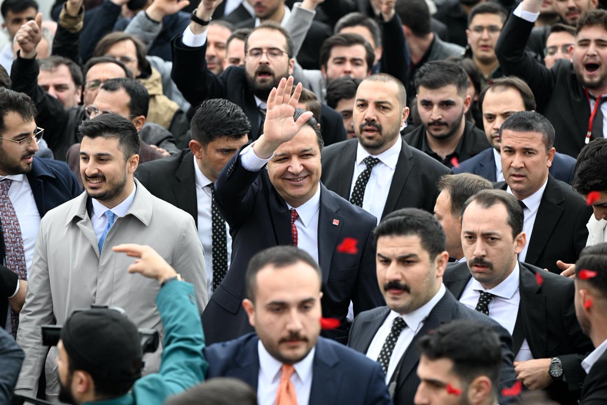 SaadetPartisi's tweet photo. Genel Başkanımız Mahmut Arıkan, büyük bir coşkuyla karşılandı.

#TürkiyeDivanı
#BütünGüzümüzle https://t.co/5SDMx5jQcq