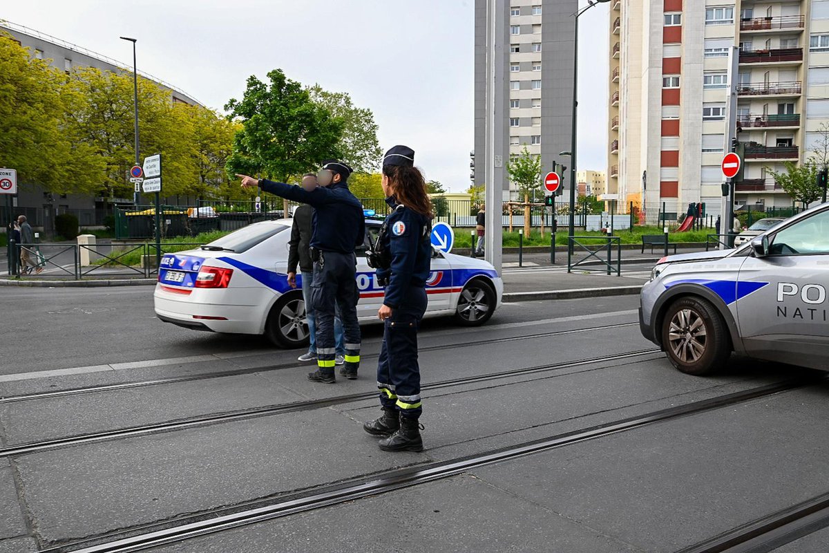 prefpolice's tweet image. Une opération de déminage d’une bombe anglaise de la Seconde Guerre mondiale, découverte à #Colombes, à la jonction de #BoisColombes et #AsnièresSurSeine, est en cours.
Les effectifs de la @prefpolice sont pleinement engagés afin de garantir la sécurité de tous.