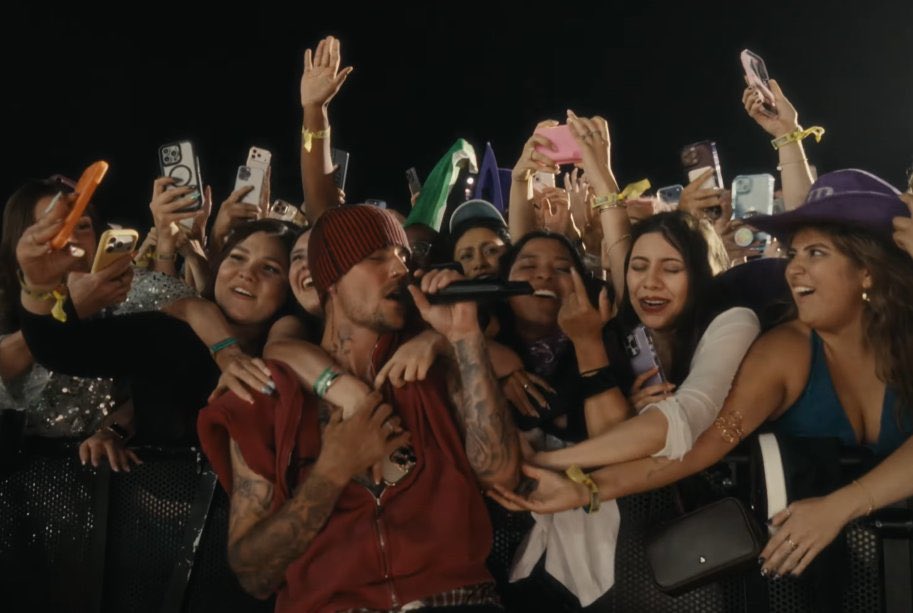 eu vou MORRER de tanta inveja. Deus proteja essa garota 😭😭😭😭 #BIEBERCHELLA