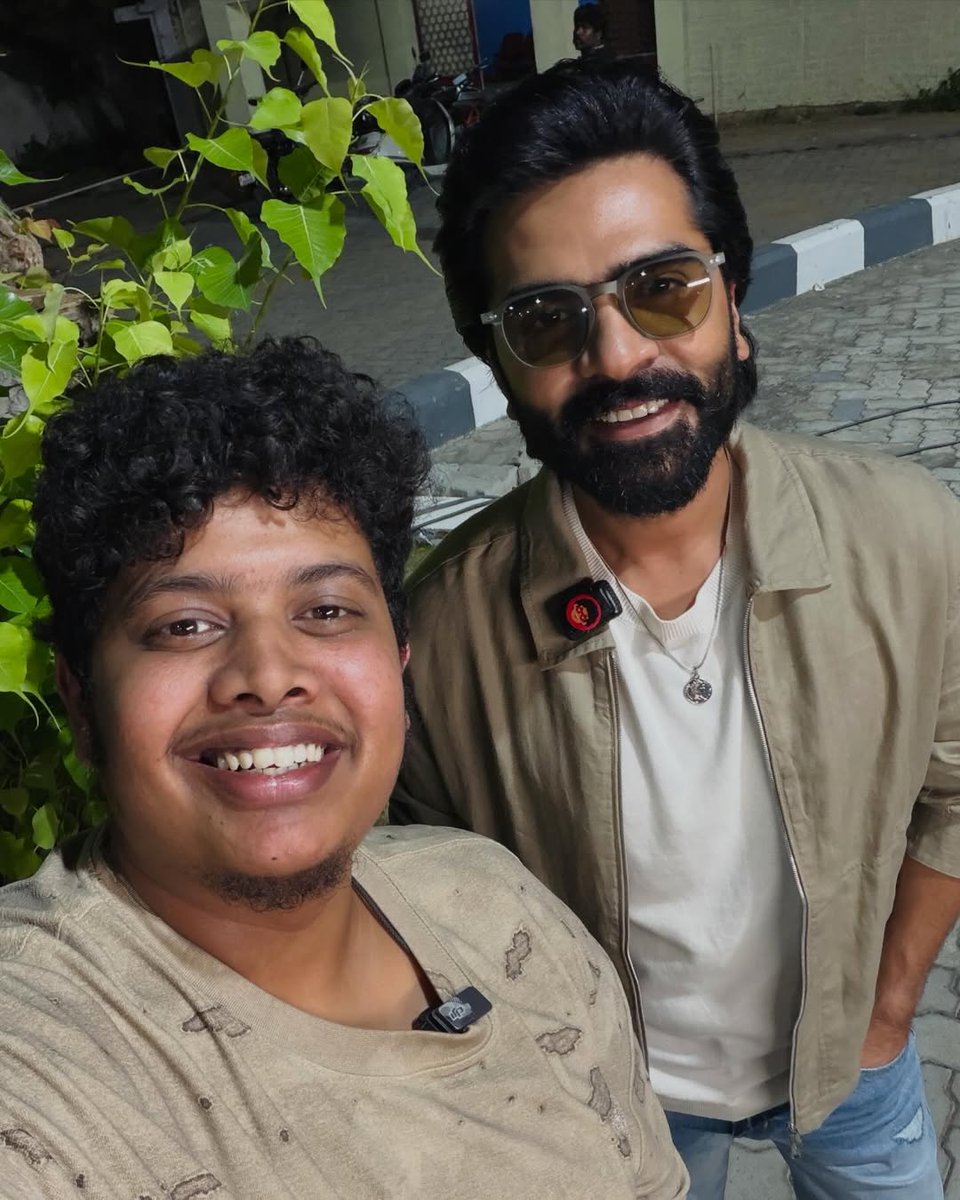 En_Uyir_STR's tweet photo. Atman @SilambarasanTR_ , has wished @md_irfan10 on his 3000th video.

Thalaivan and Ifa Irfan’s photo is the cutest on the internet today.

▶️ https://t.co/lQIvRTKvLV

#SilambarasanTR #Arasan https://t.co/85pcyGVejf