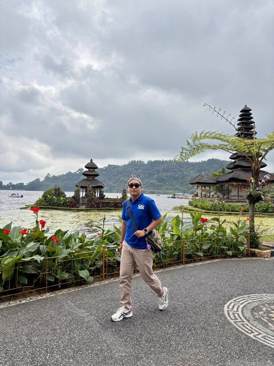 frankynightray's tweet photo. Finding peace, clarity, and a little piece of myself between the clouds and the sacred water of Ulun Danu Beratan ✨ https://t.co/hecLm8BP0n