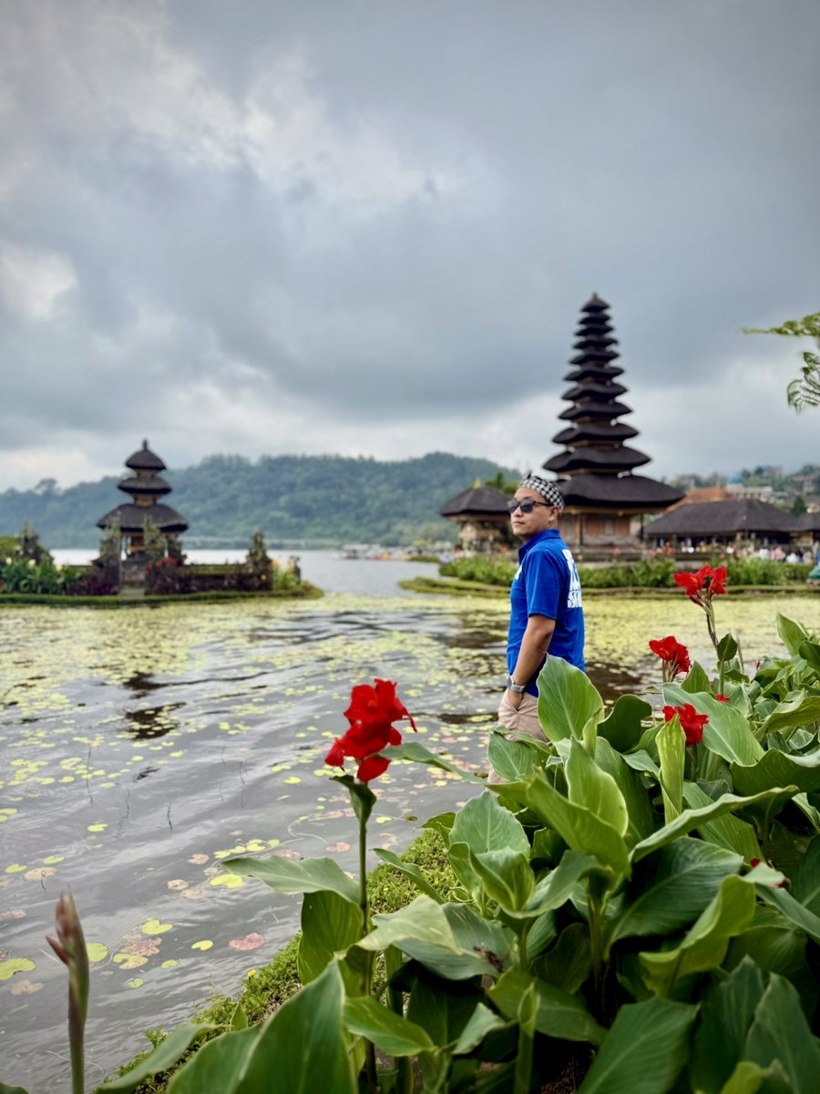 frankynightray's tweet photo. Finding peace, clarity, and a little piece of myself between the clouds and the sacred water of Ulun Danu Beratan ✨ https://t.co/hecLm8BP0n