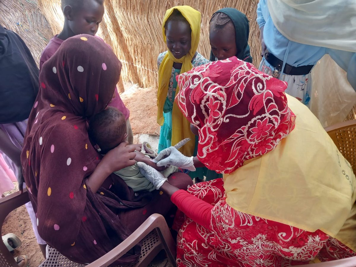 UNICEFSudan's tweet image. Measles and rubella vaccination has resumed across 15 localities in South #Darfur.
 
@UNICEF and partners will reach over 1.4 million children (9 months–14 years).
 
Next: North and East Darfur in the coming weeks.
 
#ForEveryChild, a chance