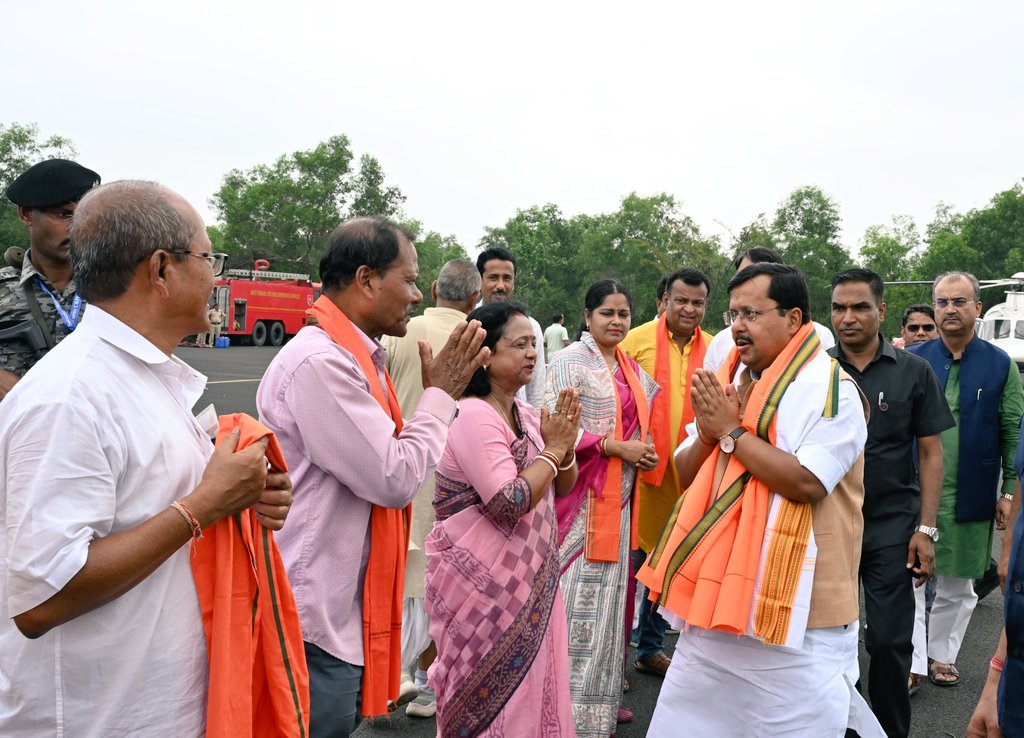 पश्चिम बंगाल के दक्षिण दिनाजपुर जिले के बालुरघाट पहुँचने पर पार्टी पदाधिकारियों एवं कार्यकर्ताओं द्वारा किए गए स्वागत के लिए धन्यवाद।

পশ্চিমবঙ্গের দক্ষিণ দিনাজপুর জেলার বালুরঘাট শহরে পৌঁছানোর পর দলীয় পদাধিকারী ও কর্মীদের পক্ষ থেকে যে উষ্ণ অভ্যর্থনা পেয়েছি, তার জন্য আমি