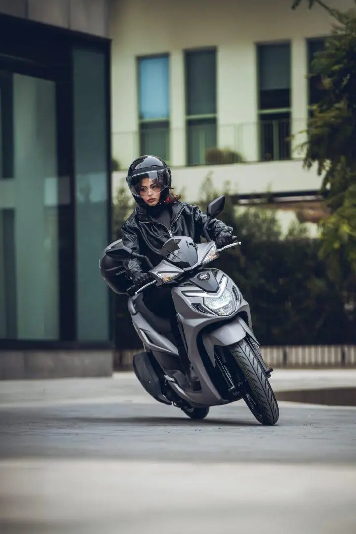 PruebasCoches_'s tweet image. Sigue costando lo mismo.
Pero ya no es el mismo scooter.
👉 pruebascoches.com/sym-symphony-s…
Claves aquí

#Scooter #SYM