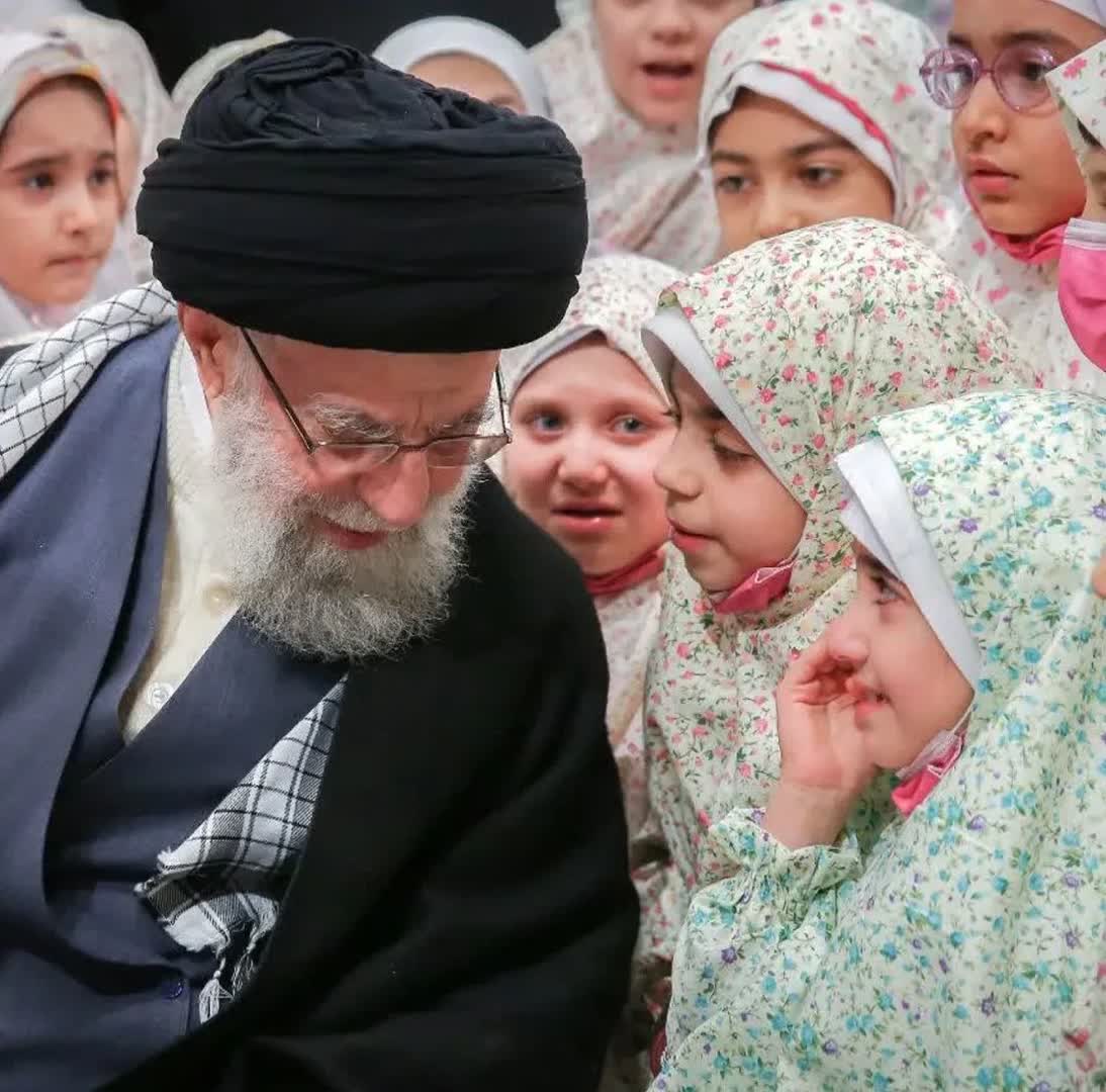 پیامبر اکرم فرمودند: 
هرخانه‌ای که در آن دختر باشد، هر روز دوازده برکت و رحمت از آسمان ارزانی‌اش میشود و زیارت فرشتگان از آن خانه قطع نمی‌گردد
#لبخند_خدا