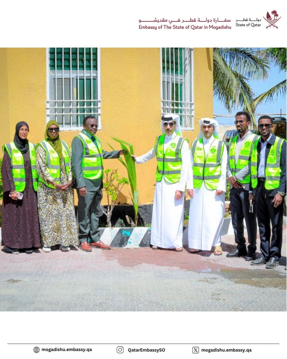 QatarEmbassySO's tweet photo. شارك سعادة الدكتور / عبدالله بن سالم النعيمي - سفير دولة قطر لدى الصومال، مع الفريق أول / بشير محمد جامع - وزير البيئة والتغير المناخي، تزامناً مع الحملة الوطنية الشاملة لغرس الأشجار التي تقودها الوزارة، وال��ي تصادف 17 أبريل 2026. 

 #SomaliaNationalTreePlantingDay2026 https://t.co/b5WG8z94CY