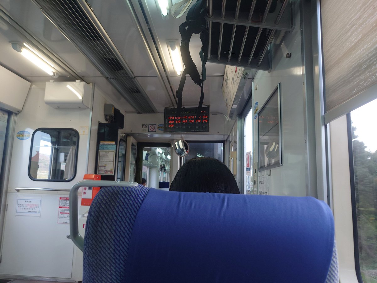 電車の転換クロスシートって後ろから頭を撃ち抜かれるんじゃないかと恐怖でいっぱいになる