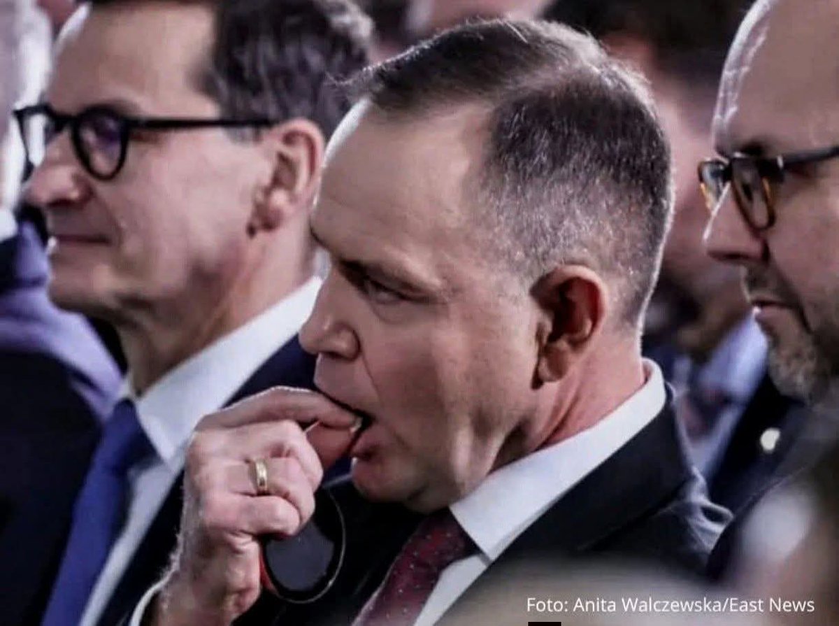 Ester1015's tweet image. Zastanawia mnie jedno. Gdzie są odpowiednie służby do walki z narkomanią. Ten ćpun bez skrępowania propaguje prochy i śmieje się wszystkim w oczy. A przypominam że ogladają to także dzieci i młodzież. I gdzie moraliści z ordo iuris , i pozostała świętoszkowata elita.