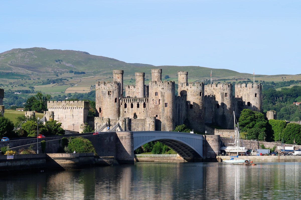 dutchbuildings's tweet image. "Conwy Castle" in #Conwy🏴󠁧󠁢󠁷󠁬󠁳󠁿, was built by King Edward I between 1283 and 1289 during his conquest of Wales. Designed by master mason James of St. George (from Savoy), it formed part of an "Iron Ring" of fortresses with the town's walls to secure English control. The rectangular