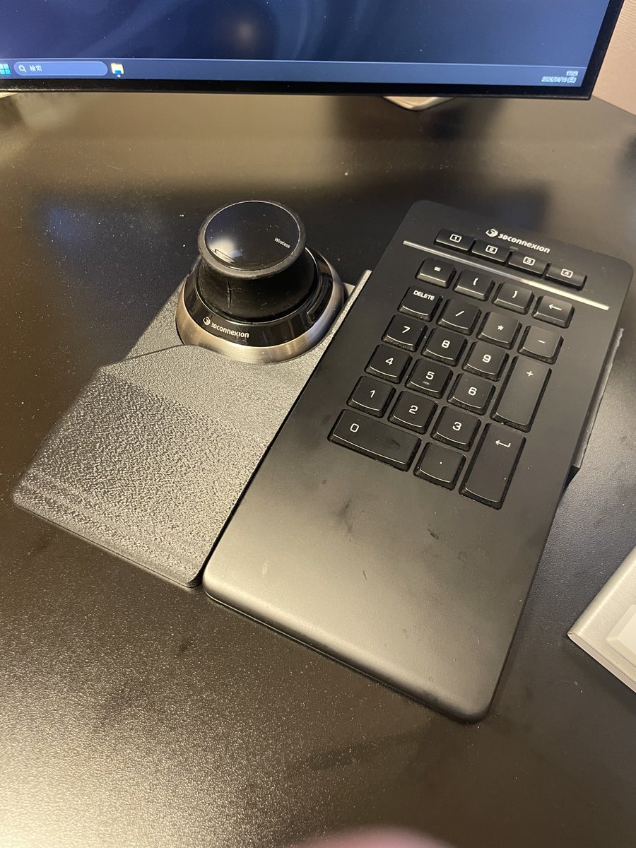 oigawa_works's tweet image. 3dconnexion_spacemouseとnumpad左手側で使用するとき、spacemouseの嵩上げと傾斜をつけて
numpadと同じパームレストが欲しかったので
自作、理想すぎるｗｗ
#3dconnexion #3Dprinter #bumboo