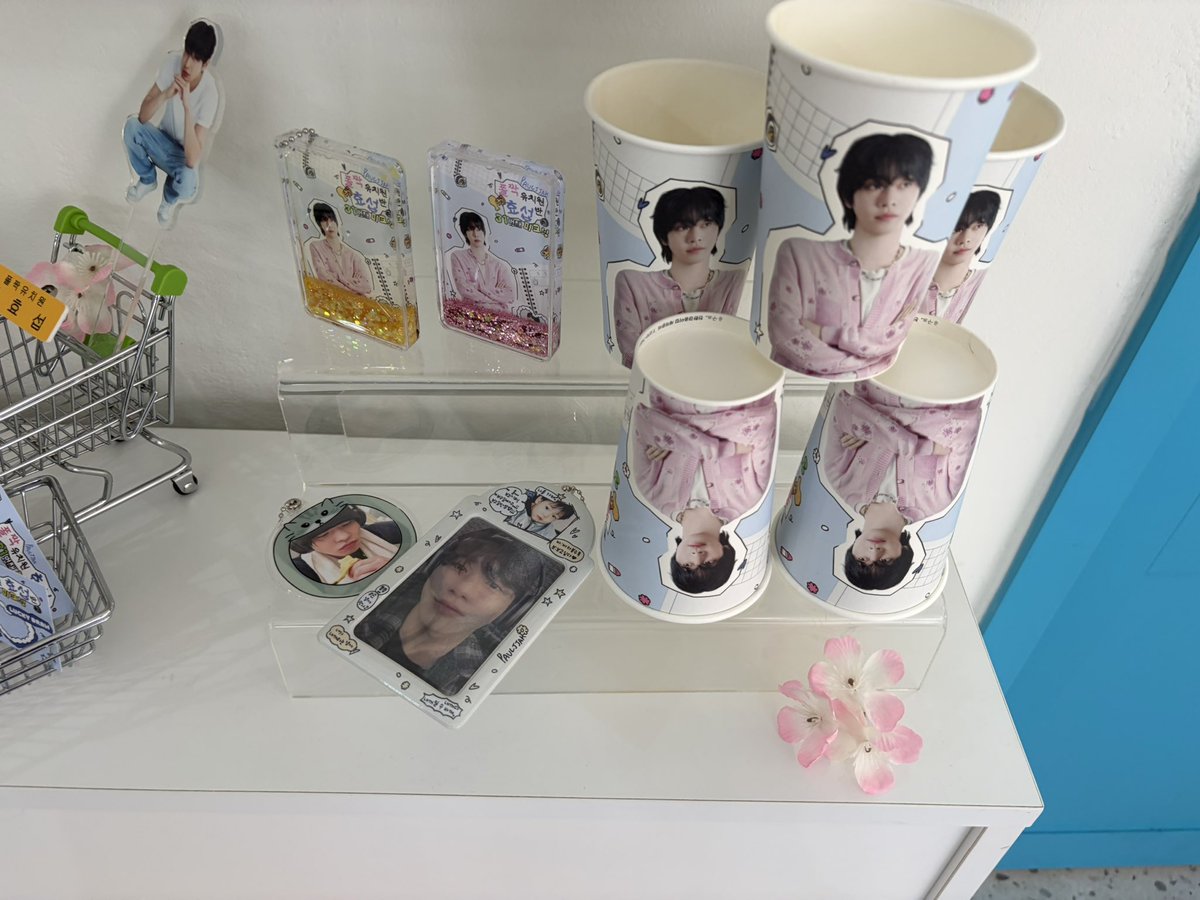 생카 후기
<a href="/lemon_man_AHS/">안효섭 𝙡𝙚𝙢𝙤𝙣_𝙢𝙖𝙣_𝘼𝙃𝙎🍋</a> 
레몬쌤 한날달빛 생카에 다녀왔습니다 선착 마지막에 들어서 선착특전도 받고 넓어서 만족했던 장소 무엇보다 편하게 들고 가라고 쇼핑백까지 주시는 정성에 감동했습니다~ 첫 생카라 
럭드는 운이 없는지 거의 다 꽝이었지만
재밌었어요🤗
#한날달빛 #효섭반_31번째_피크닉