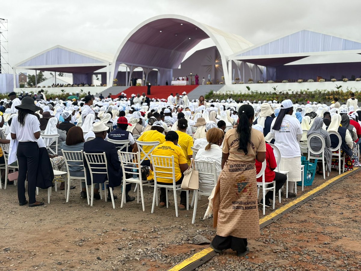 vaticannews_fr's tweet image. Des dizaines de milliers de fidèles attendent le #Pape Léon XIV qui célèbrera la messe ce matin sur l’esplanade de Kilamba, à 30km de Luanda. #VoyageApostolique #Angola