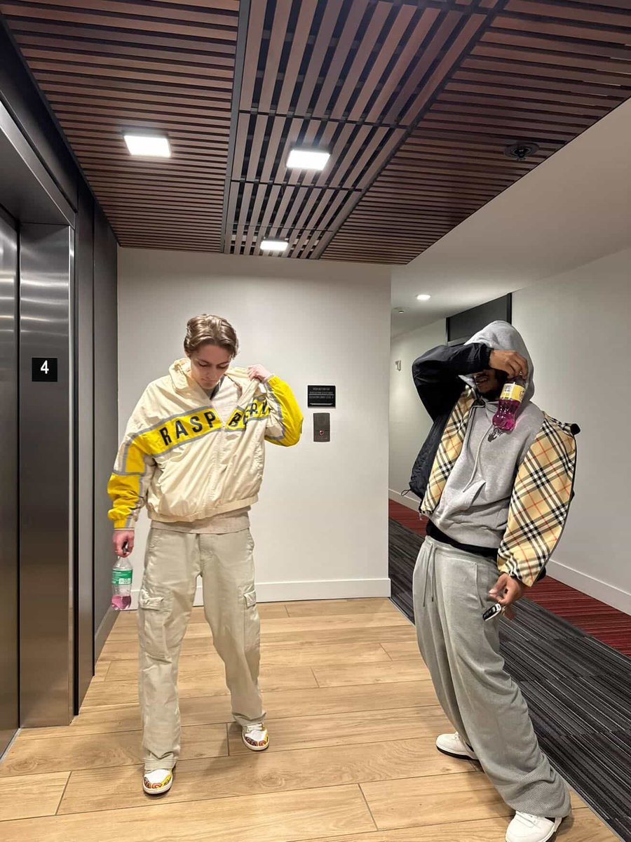 queece1's tweet photo. They gave the wrong fellas a couple dollars 😓😓😓 https://t.co/GK4n50ZEiA